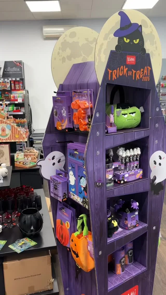 🎃👻 Die @legami_milano Halloween Limited Edition ist da – aber nicht mehr lange!

Gestern eingetroffen und heute schon fast vergriffen: die heiß begehrten Halloween-Stifte im Dreierpack, gruselige Dekoartikel und schaurig-schöne Schreibwaren 🕷️

Perfekt zum Verschenken, Sammeln oder um dein Zuhause und Federmäppchen spooky aufzuhübschen ✨

👉 Also schnell sein und noch deine Favoriten sichern – nur solange der Vorrat reicht!

#Legami #HalloweenEdition #LimitedEdition #BuntstiftSchreibwaren #Würzburg #Volkach #Halloween #fy